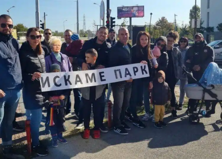 Столичани затвориха част от главен булевард заради липсата на парк 1 Столичани затвориха част от главен булевард заради липсата на парк 1