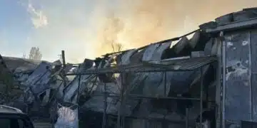 Първи снимки от вихрещия се пожар в Карнобат – пет екипа огнеборци се борят с пламъците 10