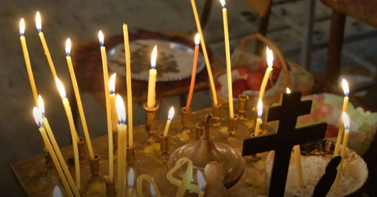 Традиции и забрани, които се спазват на празничния 13 януари Запалени свещи и православен кръст на маса в църква.