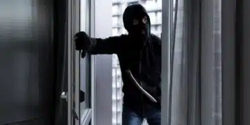 Пълен абсурд! Престъпник нахлу с взлом в чужд дом, след което сготви, изпра и изчисти 11