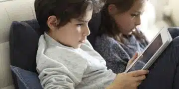 Проучване: Всеки допълнителен час, прекаран върху джаджа, води децата до депресия 3