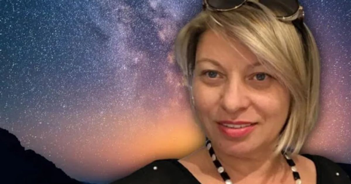 Анджела Пърл за важен етап, който ще повлияе на следващите 20 години: „Сатурн прави обратен завой.“ Усмихната жена със слънчеви очила на фона на звездно небе и планини.
