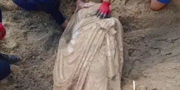 Уникално! При разкопки на строеж в град Варна археолози откриха статуия от римската епоха 1