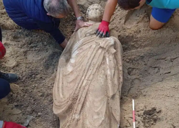 Уникално! При разкопки на строеж в град Варна археолози откриха статуия от римската епоха 1