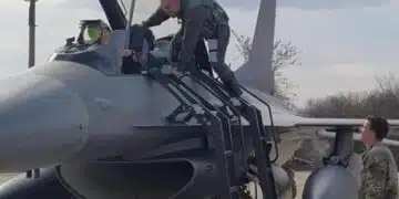Организатори подариха макет на МиГ-25 на Румен Радев 4