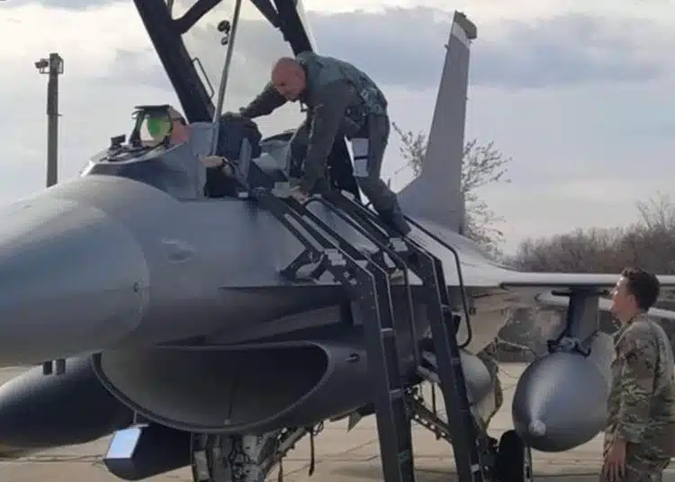 Организатори подариха макет на МиГ-25 на Румен Радев 1 Организатори подариха макет на МиГ-25 на Румен Радев 1