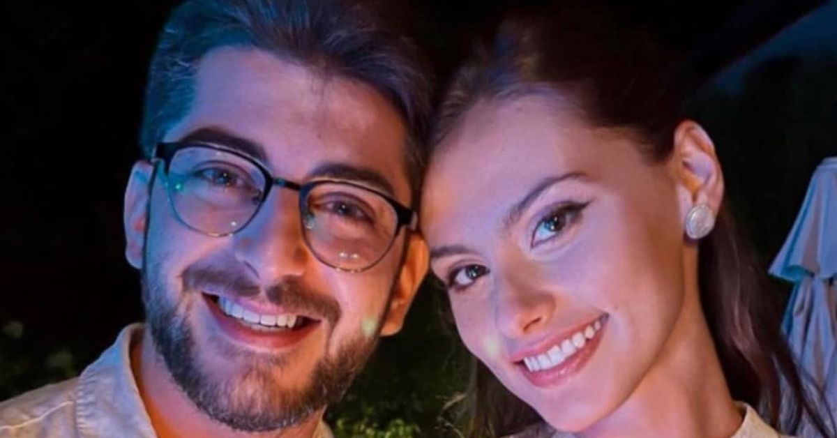 Щастие и радост в живота на актьора Александър Кадиев и моделката Ивелина Чоева Усмихната двойка мъж с очила и жена позират щастливо заедно.