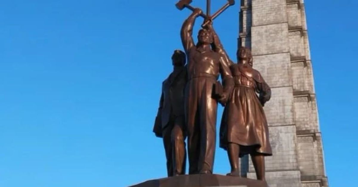 Северна Корея премахна календара чучхе: вече няма 113-та година Бронзова статуя на работник, селянин и интелектуалец с чук, сърп и четка в Пхенян.