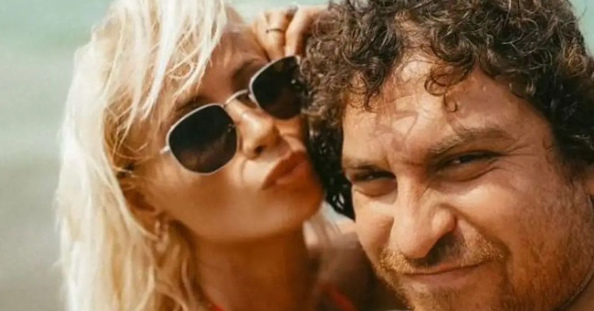 Снахата на Маги Халваджиян е бременна с третото си дете! Честито! Щастлива блондинка със слънчеви очила праща целувка на усмихнат мъж.