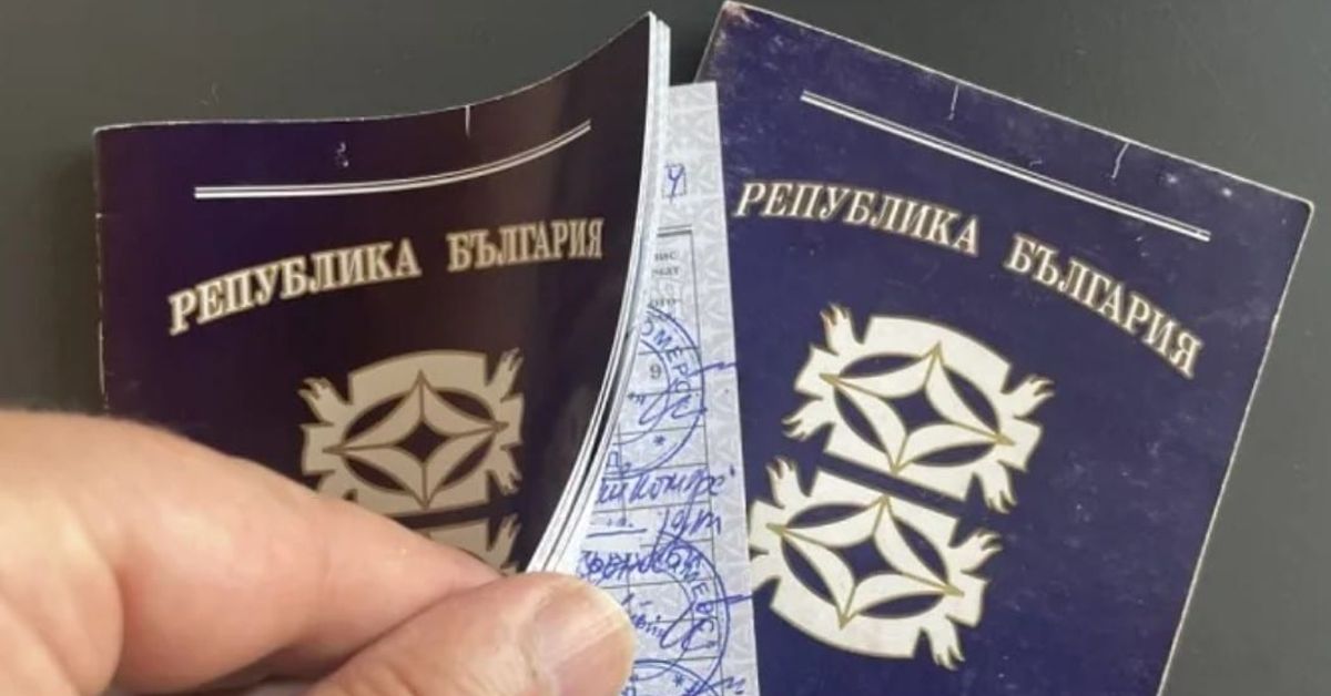 Вече е възможно! Проверяваме онлайн и без такси стажа си в НОИ Български паспорти с надпис Република България, един отворен с официални печати.
