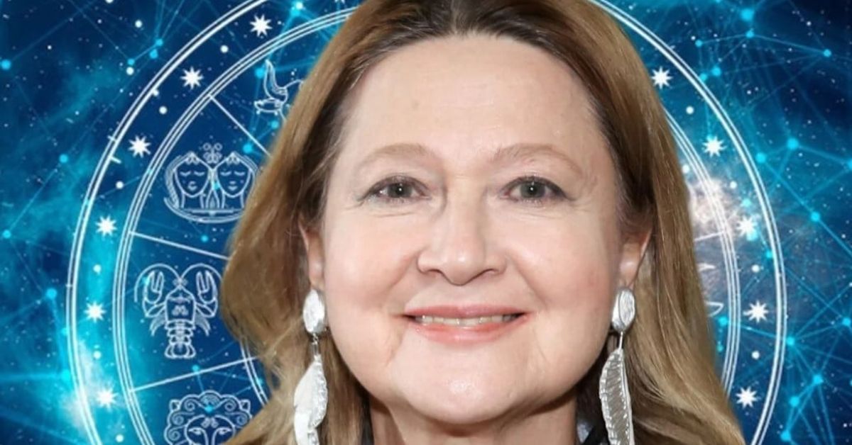 Трябва да се пести: Тамара Глоба каза, че е вредно тези зодии да губят пари през ноември и им напомни да бъдат внимателни Усмихната жена с обеци на фона на зодиакален кръг и съзвездия.