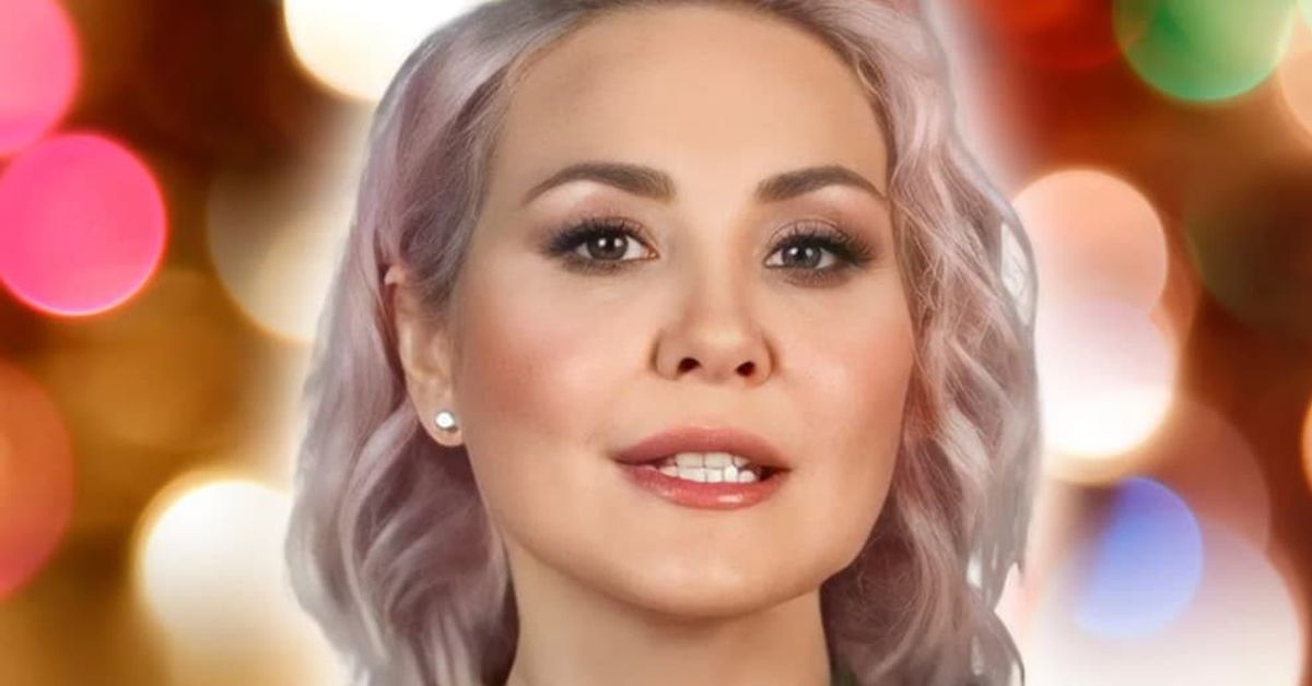 Везни, Водолей, Лъв и Телец в хороскопа на Василиса Володина за неделя, 26 януари Усмихната жена с модерна прическа и грим на фон с цветни боке светлини.