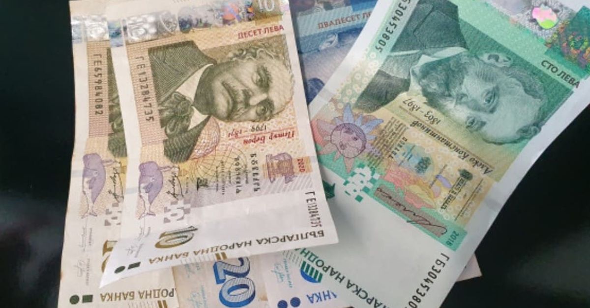 Към заплатите се стартира връщане на легендарна добавка, определени служители ще се облажат най-много Български банкноти от 10, 20 и 100 лева, разпръснати на тъмна повърхност