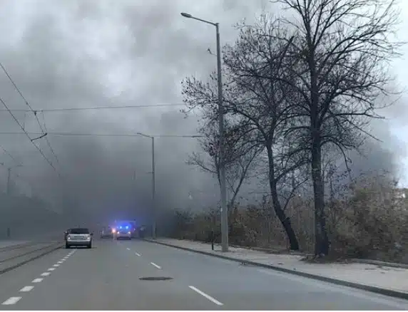 От преди малко! Два пожара в София – в близост до бившия месокомбинат „Родопа“ – на място 4 пожарни екипа СНИМКИ 3