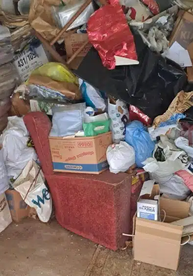 „Приятен семеен дом“ така придружиха обява за продажба на имот, пълен с боклуци СНИМКИ 2