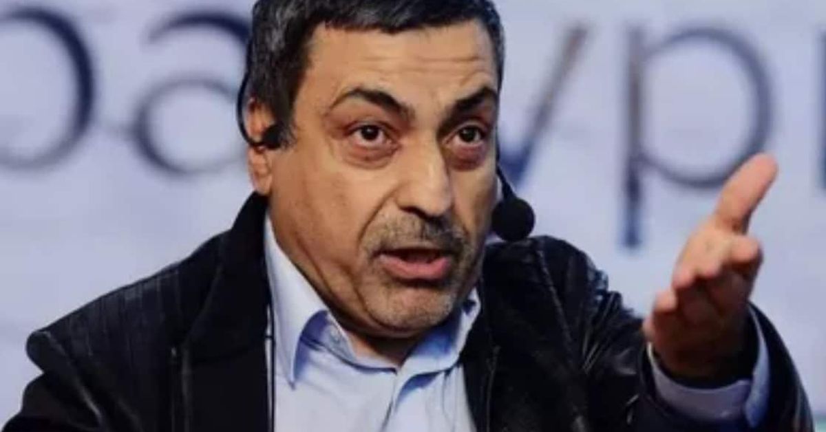 За тях Павел Глоба каза, че им предстоят планини от злато и че ще са титаните в успеха за 2025 година, да бъде! Мъж с микрофон и слушалки говори и жестикулира на публично събитие.