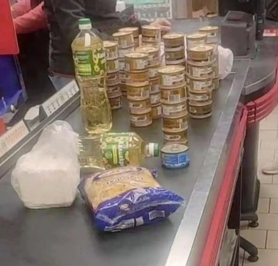 С покупките си мъж изуми хората от опашката в известна верига магазини (Снимка) 1