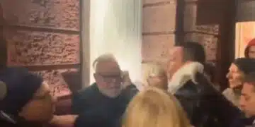 Актьорът ни Владо Пенев отговори лаконично, часове по-късно след като непознат му свали очилата до Народния театър: Добре съм 15