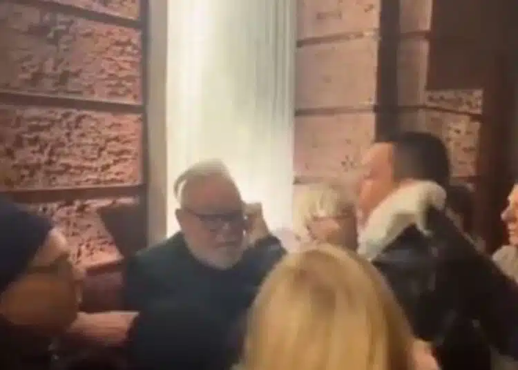 Актьорът ни Владо Пенев отговори лаконично, часове по-късно след като непознат му свали очилата до Народния театър: Добре съм 1