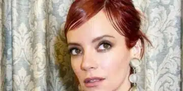 Известана певица разкри, че прави повече пари, показвайки краката си, отколкото от музика 2