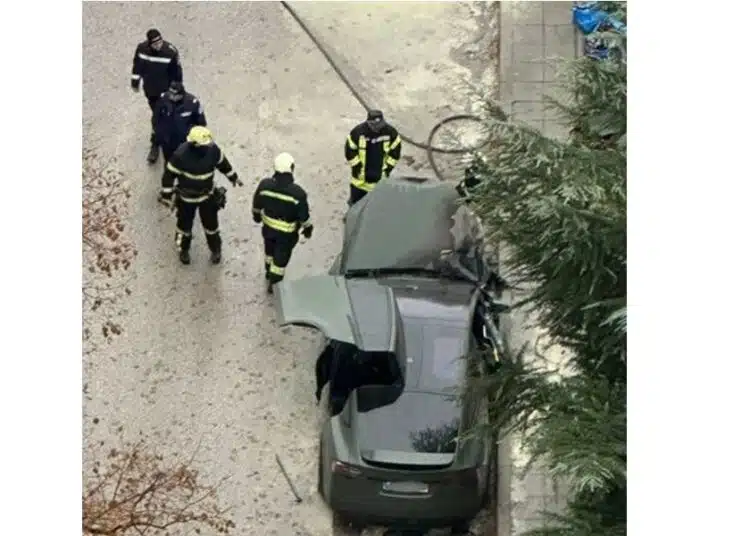 На паркинг в столицата електрически автомобил се запали, появиха се и снимки 1