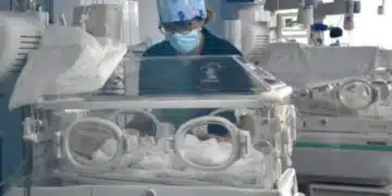 Честито щастие! Жена на 61 годишна възраст стана майка – бебето се казва Петър, гордият татко е на 65 години 7