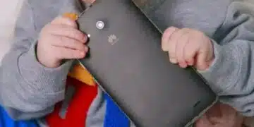 Колко дълго детето може да седи на телефона: зависи от възрастта 15