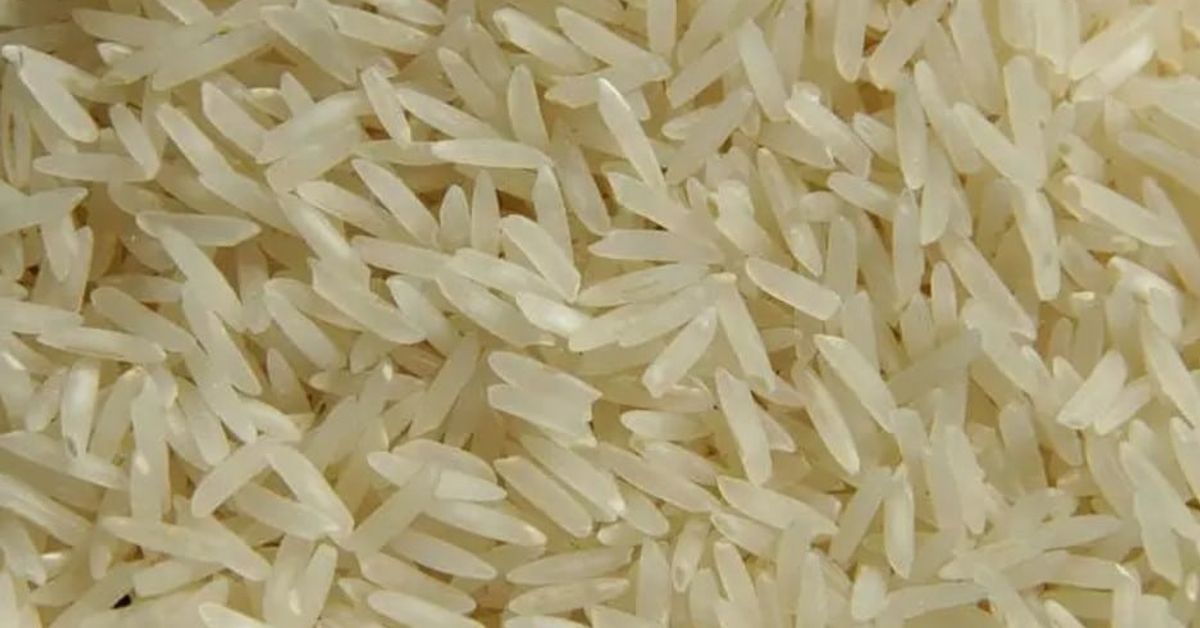 Диета с ориз: как бързо и вкусно да свалите излишните килограми Едър план на суров, дългозърнест бял ориз, вероятно басмати.