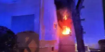 8 души пострадаха, след като малко дете подпали дома си 1