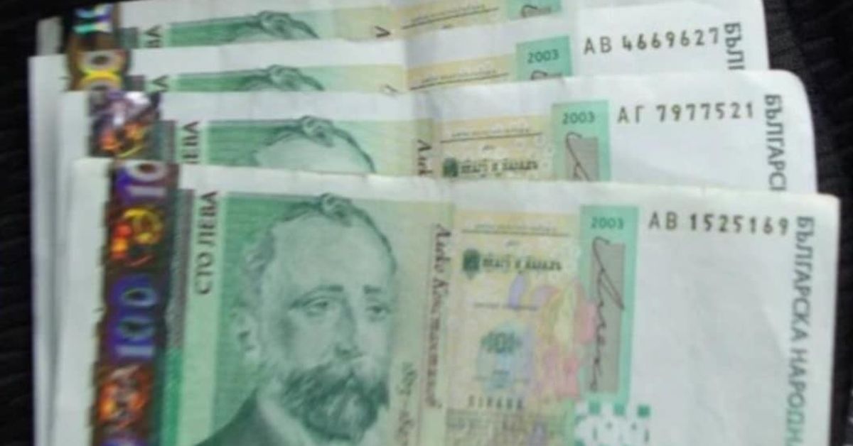 Икономист направи прогноза за учителските заплати в края на януари: учителите ще видят, че няма да има ръст в заплатите Купчина български банкноти от 100 лева с портрета на Алеко Константинов.