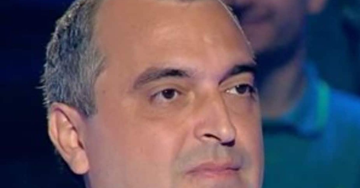 Участник в Стани богат прибра 3 бона Портрет на мъж със сива коса, гледащ настрани.