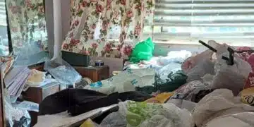 „Приятен семеен дом“ така придружиха обява за продажба на имот, пълен с боклуци СНИМКИ 1