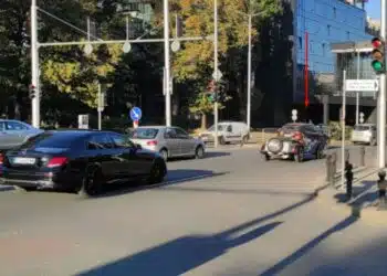 Изключителна гледка – такъв автомобил определено не се вижда всеки ден по родните улици! 5