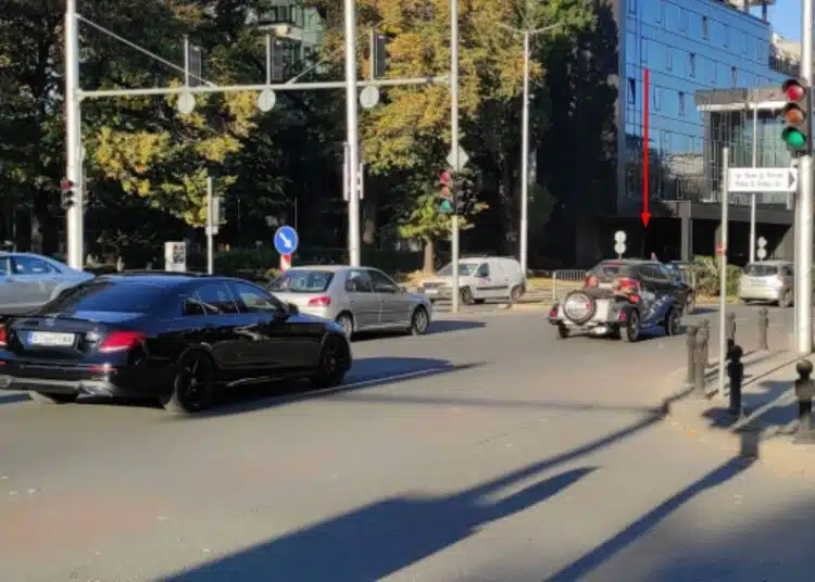 Изключителна гледка – такъв автомобил определено не се вижда всеки ден по родните улици! 1 Изключителна гледка – такъв автомобил определено не се вижда всеки ден по родните улици! 1