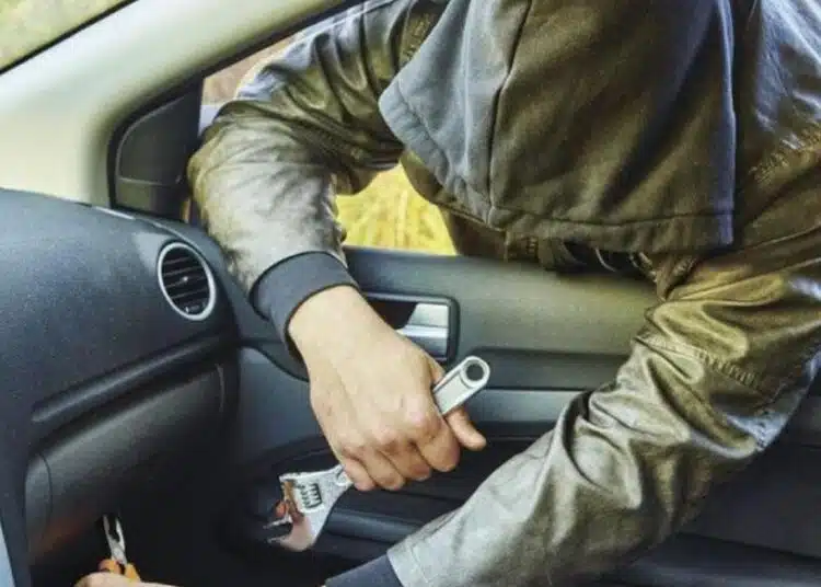 Оказа се, че гигантът AliExpress „помага“ на автоджамбазите да крадат автомобили – какво значи и пликът на задната чистачка 1