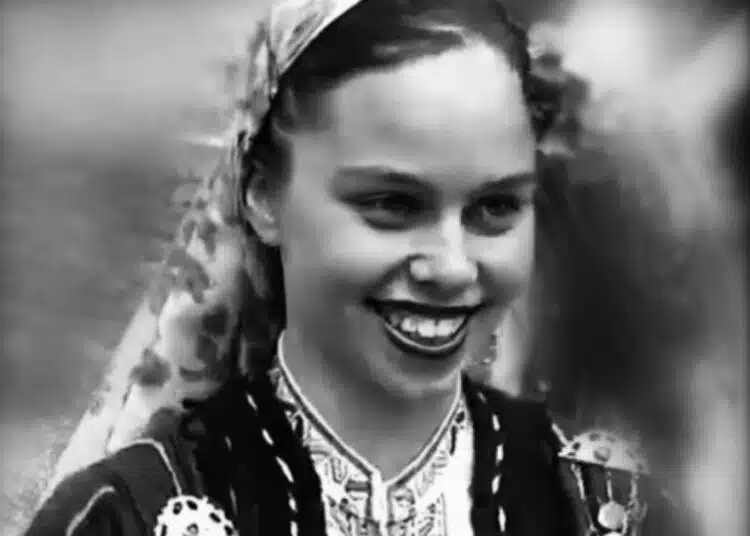 Лъчезарно младо момиче, част от наш ансамбъл, стана звездичка 1
