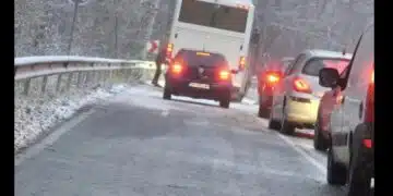 На Петрохан верижна катастрофа спря всичко, според шофьори – задръстването е километрично! СНИМКИ 7