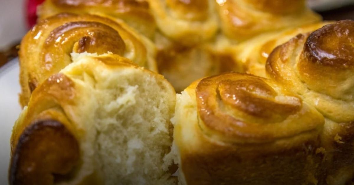 Най-вкусната питка със сирене, която някога съм правила (Рецепта) Прясно изпечени златни кифлички с лъскава глазура и мека вътрешност