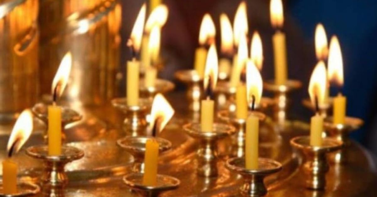 Днес почитаме бабата и дядото на Христос, а красиви имена имат повод да почерпят, има и забрани Запалени жълти свещи в златисти свещници, създаващи топла атмосфера.