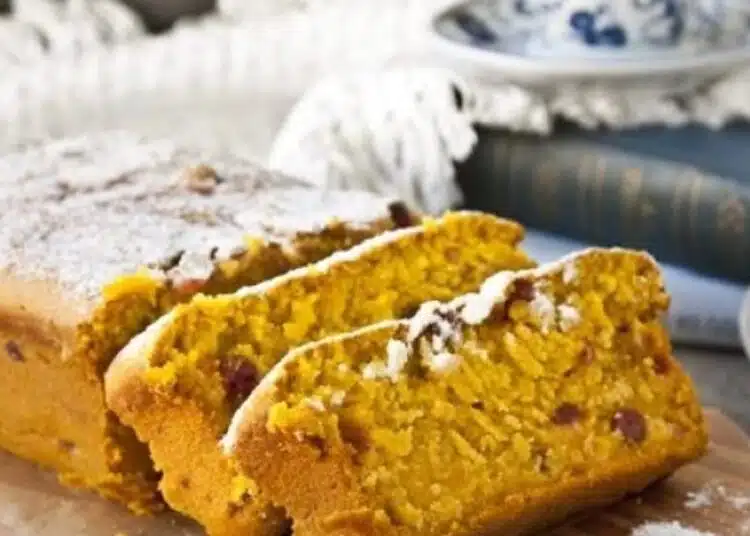 Вкусен и нежен десерт с овесени ядки и пресни боровинки 1