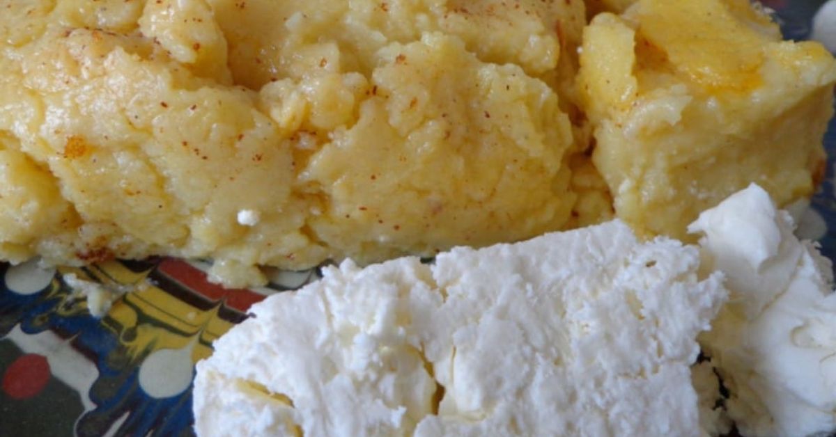 Както го правеше моята баба: вкусен качамак по селски (Рецепта) Жълт качамак или мамалига със сирене на традиционна шарена чиния.