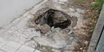 От 20 дни сигнал е подаден в община Перник за пропаднал капак на шахта и все още нищо 2
