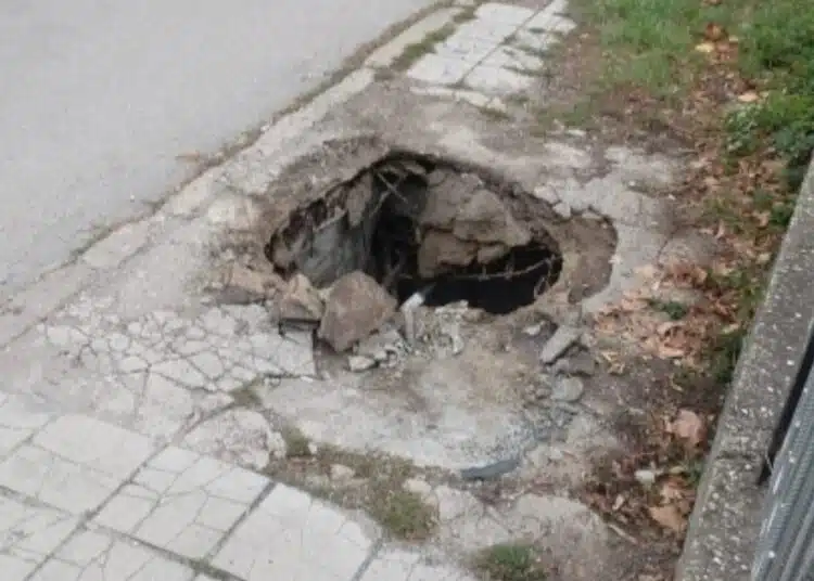 От 20 дни сигнал е подаден в община Перник за пропаднал капак на шахта и все още нищо 1
