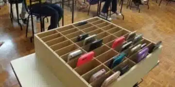 Забраниха телефоните в класните стаи в това училище у нас 1