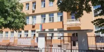 Пълен абсурд! В родно училище продават на децата ни закуски с бонус хлебарка СНИМКА 11