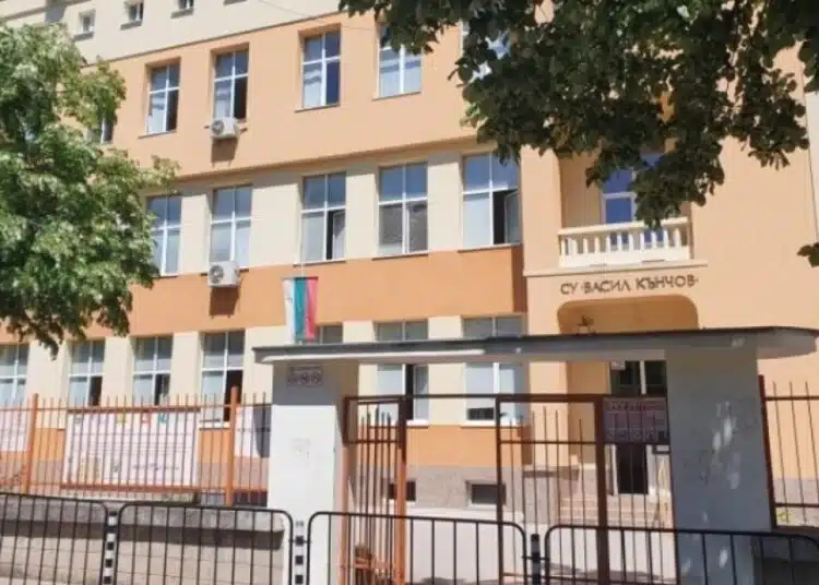 Пълен абсурд! В родно училище продават на децата ни закуски с бонус хлебарка СНИМКА 1