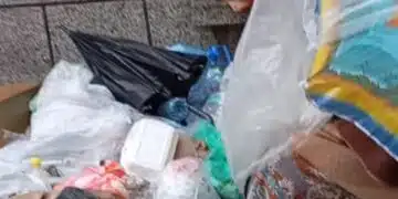 Възрастна жена, която е бивша учителка живее под плажен чадър, всеки който иска нека помогне 1