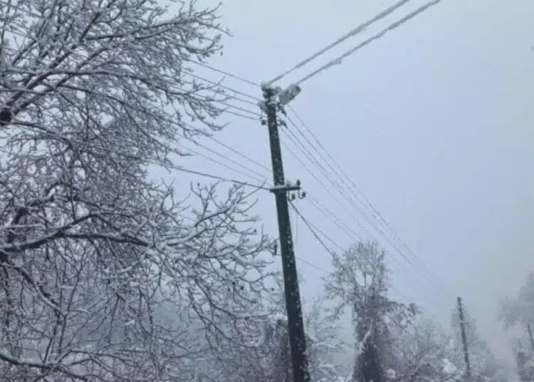 Заради снега в страната хиляди останаха без ток 1 Заради снега в страната хиляди останаха без ток 1
