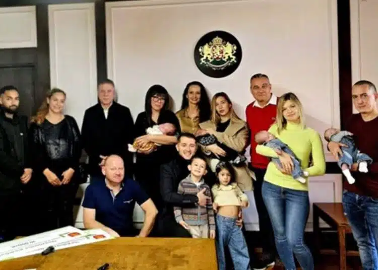 В Горна Оряховица на Игнажден 4 двойки получиха по 10 000 лв. за трето дете 1