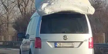 Целият Интернет говори за това: Шофьор качи матрак върху покрива на колата си 3